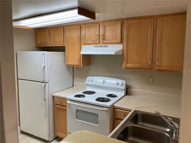 Building Photo - 3840 N Lake Dr