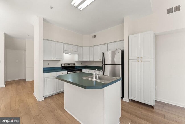 Building Photo - 44210 Shady Glen Terrace