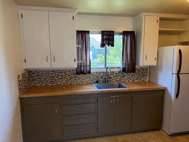 Building Photo - 1 bedroom, 1 bath duplex in Springfield!