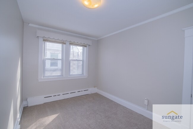 Building Photo - 3043 Pinewood Ave