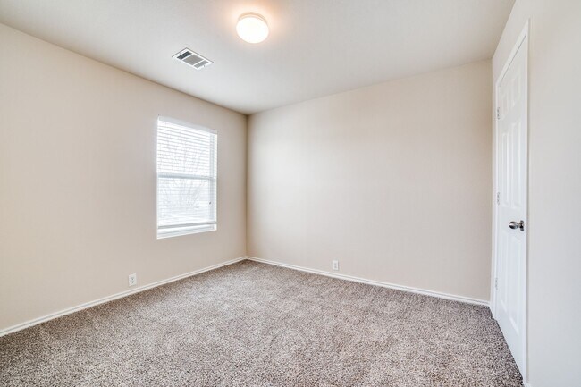 Building Photo - 3 Bedroom/2.5 Bath Heritage Oak Subdivision