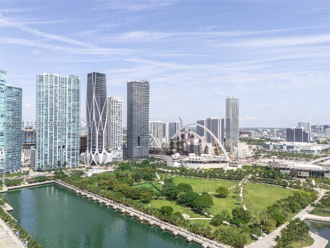 Building Photo - 900 Biscayne Blvd