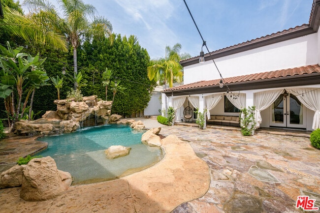 Building Photo - 4705 Los Feliz Blvd