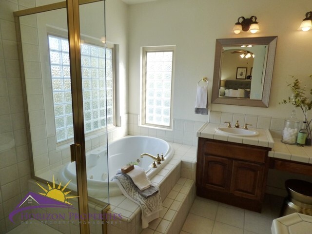 Building Photo - Modern Three-story 5 Bed 3.5 Bath 2,601 sqft Fair Oaks Home