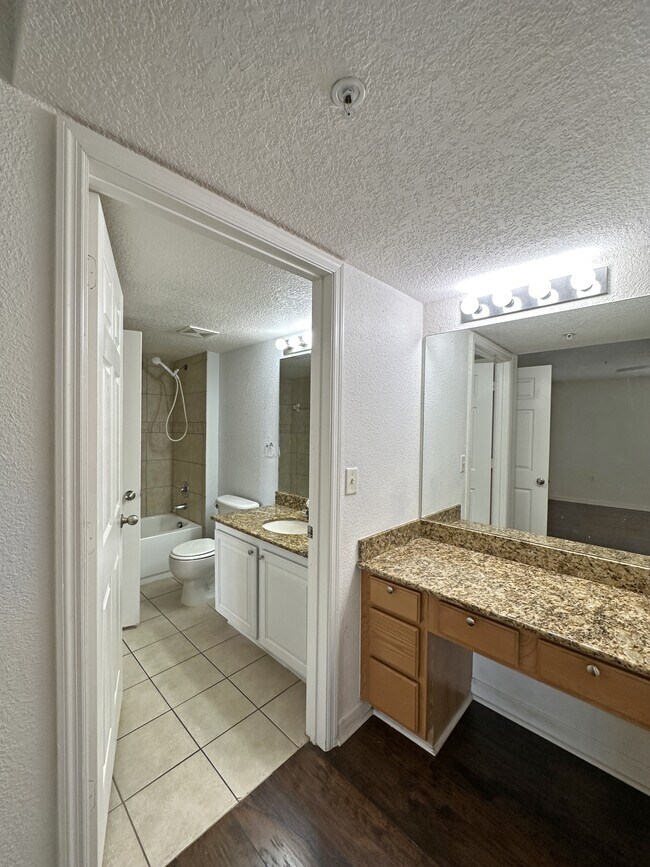 Building Photo - 261 SW Palm Dr