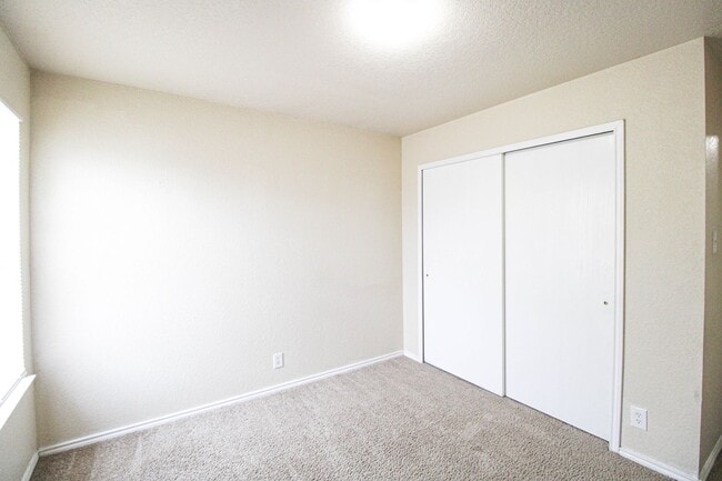 Building Photo - 16122 Branching Oaks