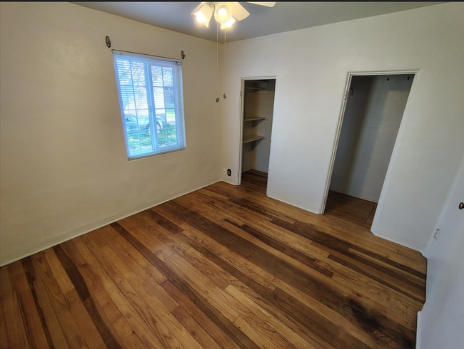 Building Photo - elvecino 7/35/10 - C