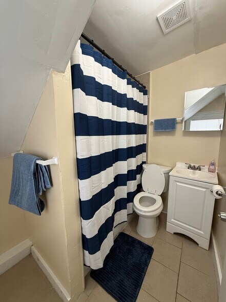 Building Photo - 117 Lloyd St