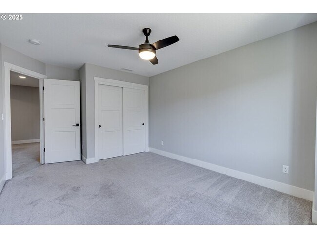 Building Photo - 10902 NE 119th Pl