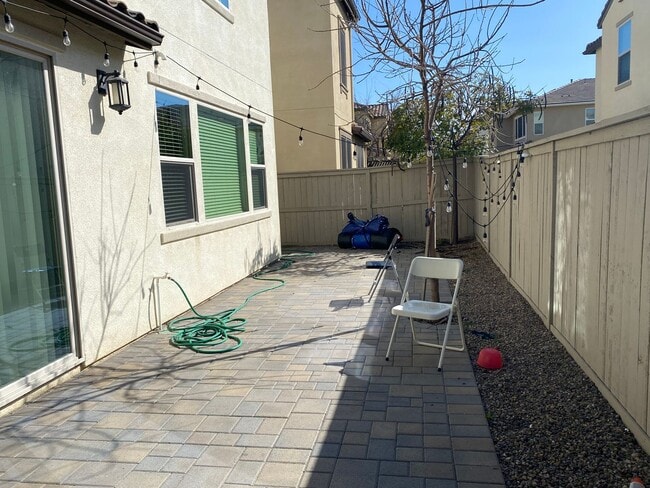 Building Photo - Large & Newer 4 Bedroom/3 Bath House in Sea Glass and Blue Strand Community