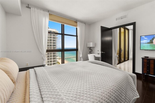 Building Photo - 16275 Collins Ave