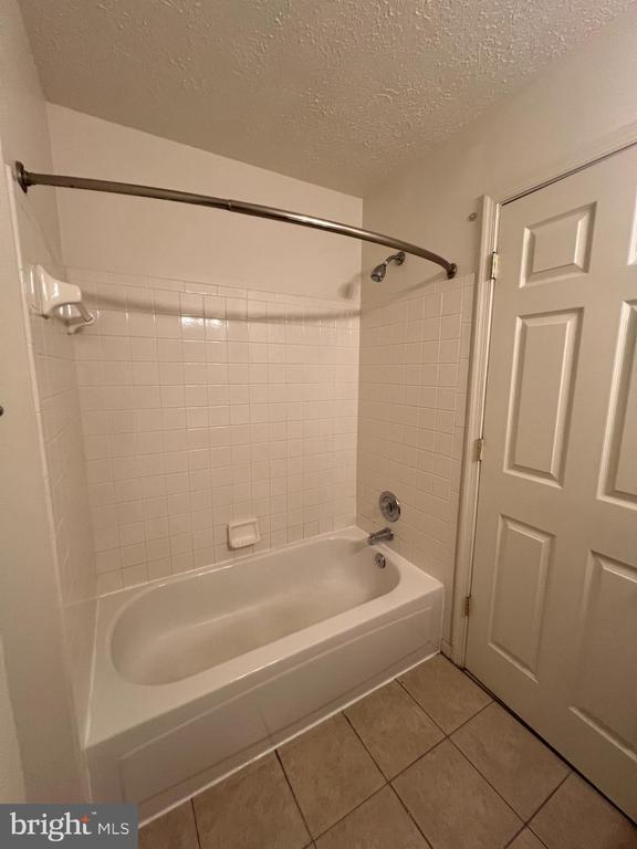 Building Photo - 5660 Wade Ct