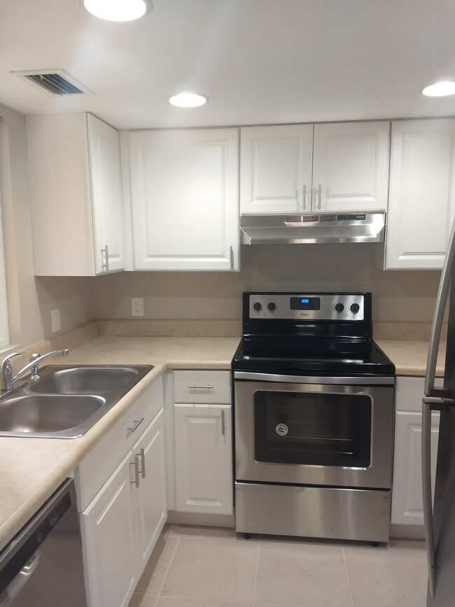 Building Photo - 1503 SE Royal Green Cir