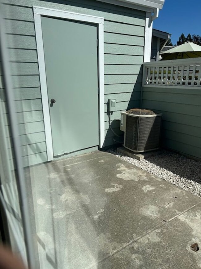 Building Photo - Beautiful 2 Bedroom Townhome Available Now!