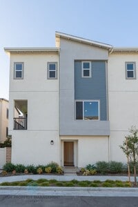 Building Photo - 4 Bed 3.5 Bath Detached House in South El Monte!