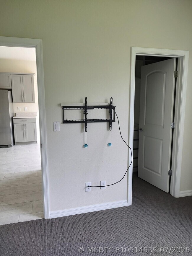 Building Photo - 10179 SW Captiva Dr