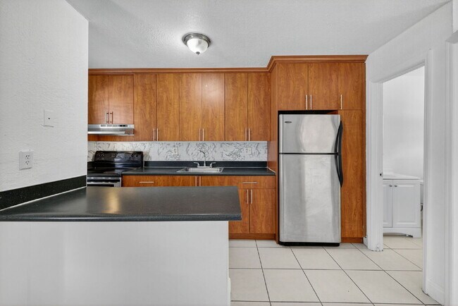 Building Photo - Bright & Modern 1-Bedroom Apartment in Prime Oakland Park Location