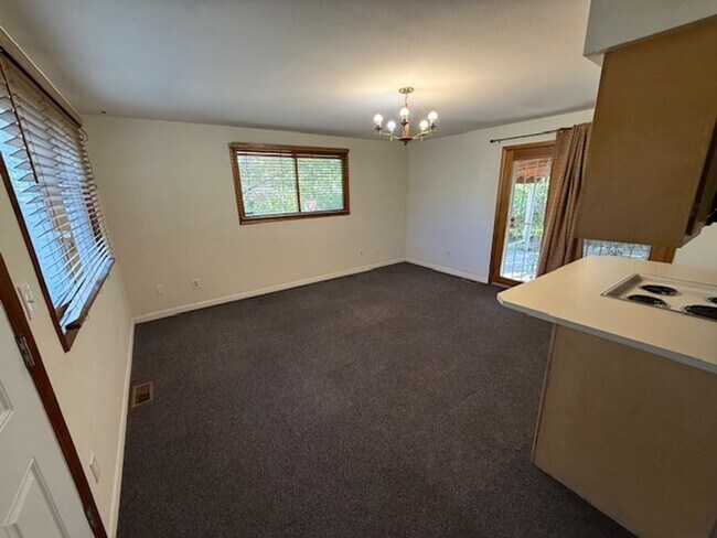 Building Photo - Close to CSU 4 Bed!