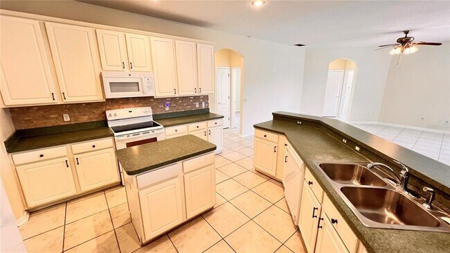Building Photo - 7823 Fernleaf Dr
