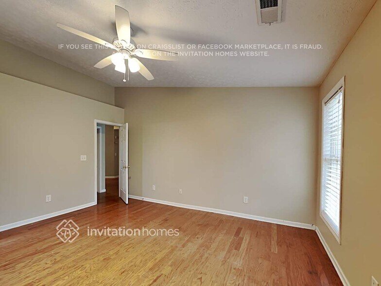 Building Photo - 141 N Square Ln