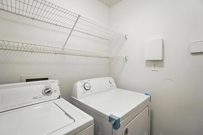 Building Photo - Uptown Condo!