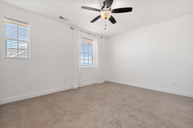 Building Photo - Beuatiful Townhome in Northwest Reno!