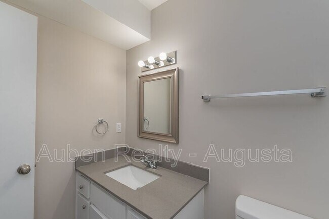 Building Photo - 1546 Hamilton Dr