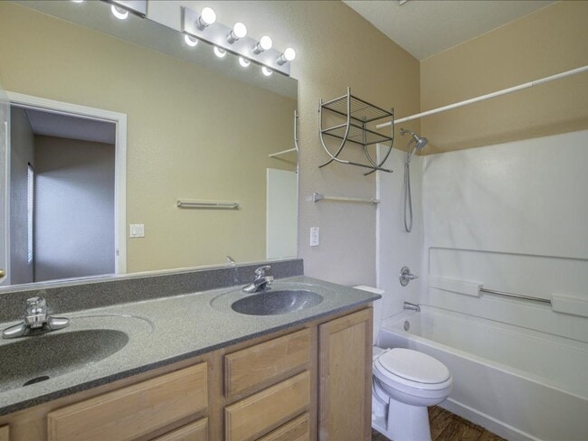 Building Photo - 3 Bedroom 2 Bathroom