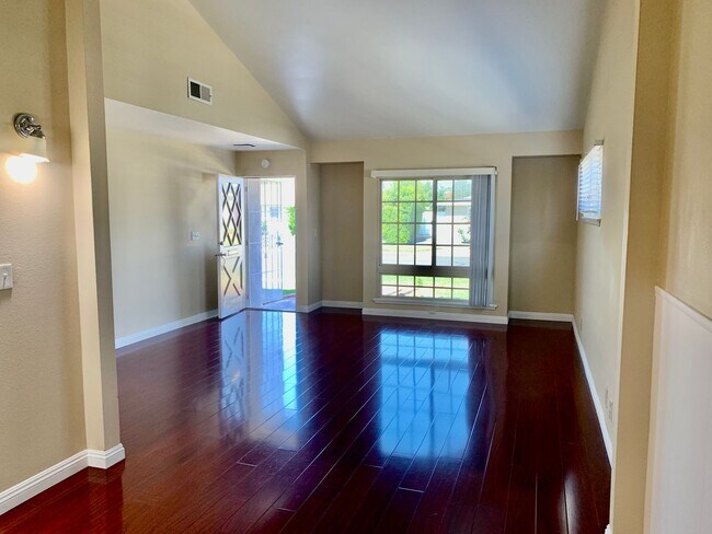 Building Photo - Charming Single Story Home