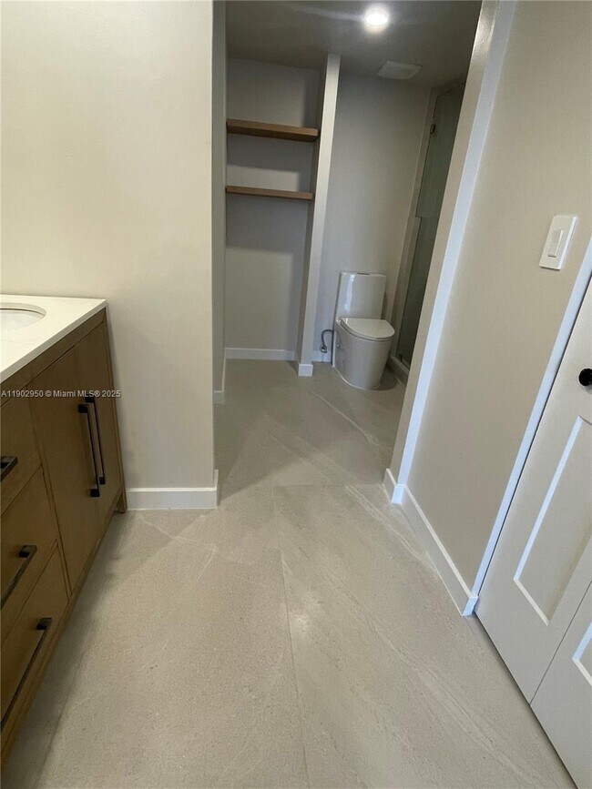 Building Photo - 520 Brickell Key Dr