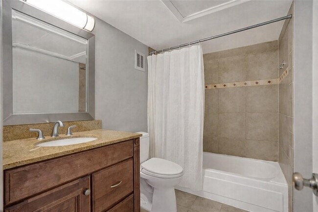 Building Photo - 12 NE 20th Ct