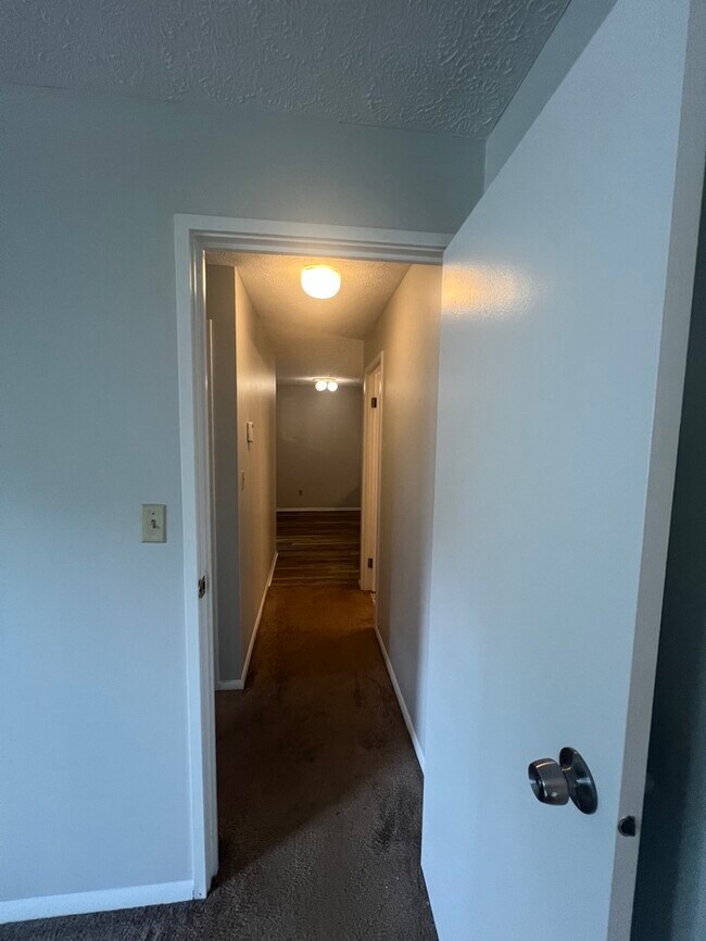 Building Photo - 2 bedroom 1.5 bath condo