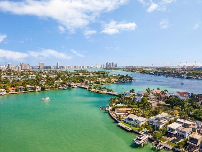 Building Photo - 1413 N Venetian Way