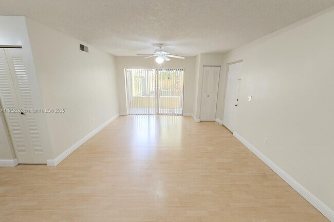 Building Photo - 9999 Summerbreeze Dr