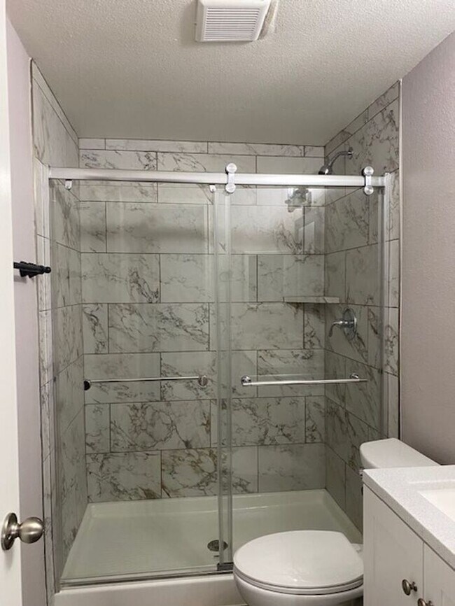 Building Photo - $2,350 Lovely Remodeled 3 Bedroom-2 bath-2...