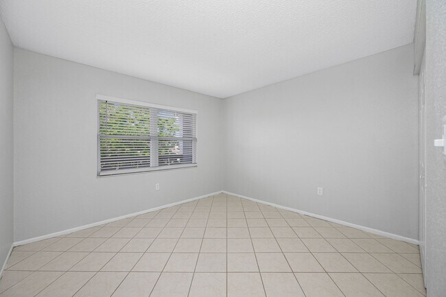 Building Photo - Spacious 2 Bed-1Bath apartment with Pool!