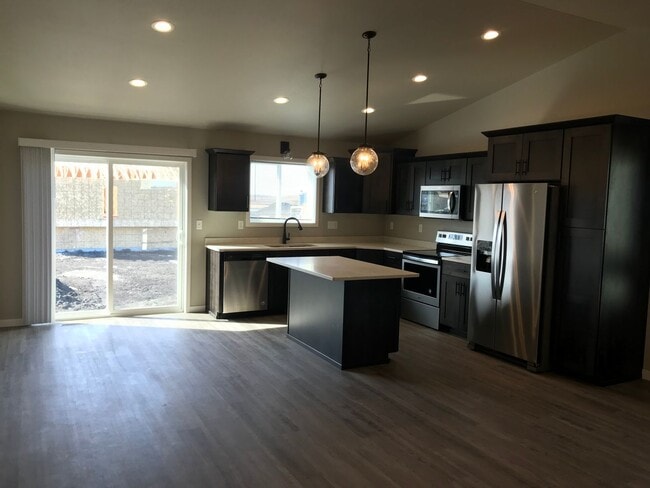 Building Photo - 4 Bed 2 Bath Single Family Home