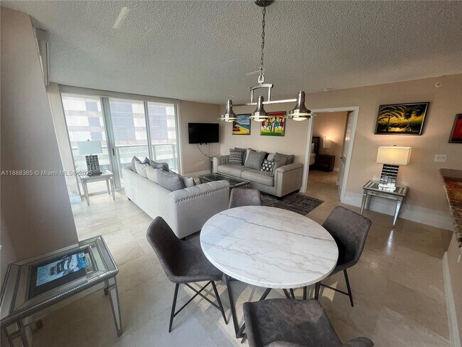 Building Photo - 1155 Brickell Bay Dr