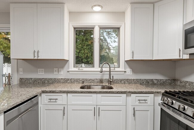 Building Photo - 148 Flower Ln