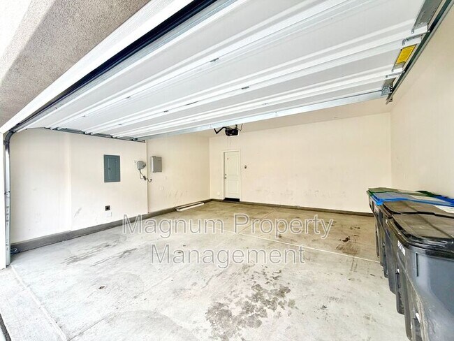 Building Photo - 25161 Harmony Ave