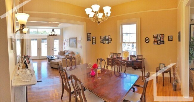 Building Photo - Huge 4+ bed unit with 2000+sf of space, pr...