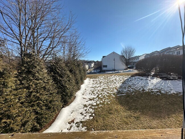 Building Photo - 3-bedroom, 3.5-bathroom nestled in Wyndhurst VA.