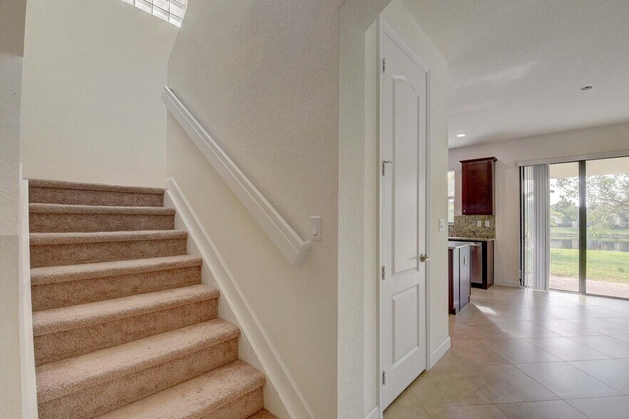 Building Photo - 8834 Willow Cove Ln