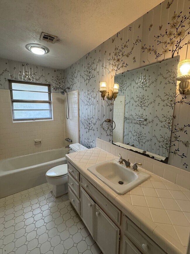 Building Photo - Large FOUR bedroom in Brentwood