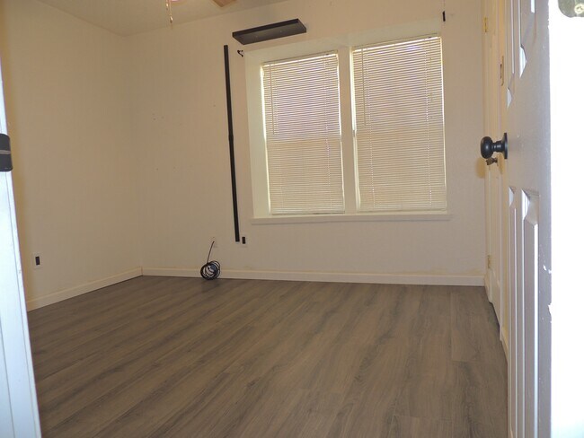 Building Photo - 2187 Glenwood Dr