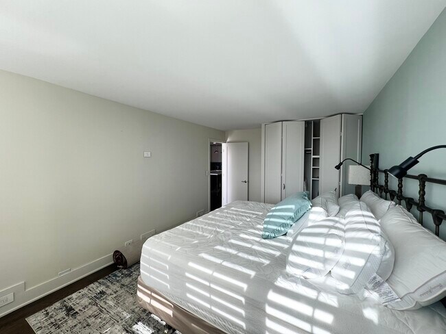 Building Photo - 2020 N Lincoln Park W