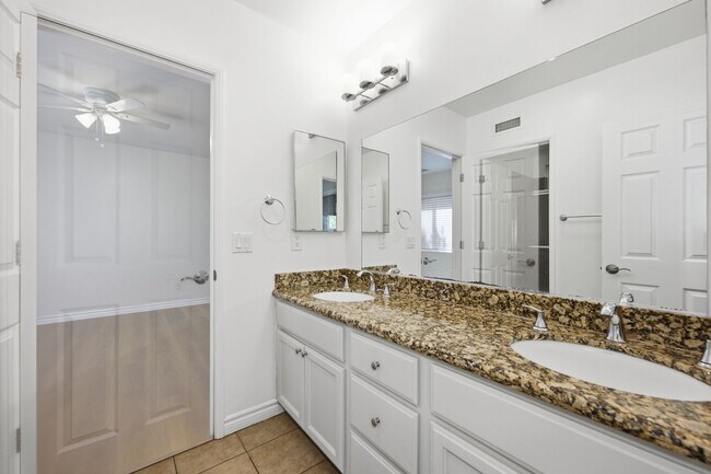 Building Photo - Spacious private backyard!