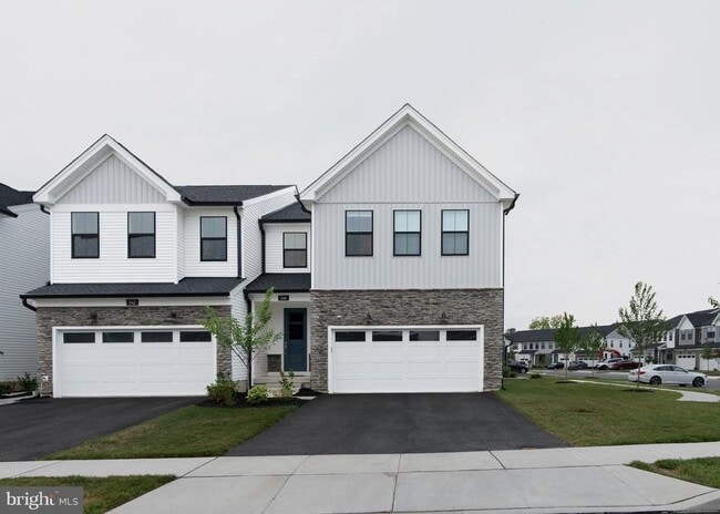 Building Photo - 240 Lilac St