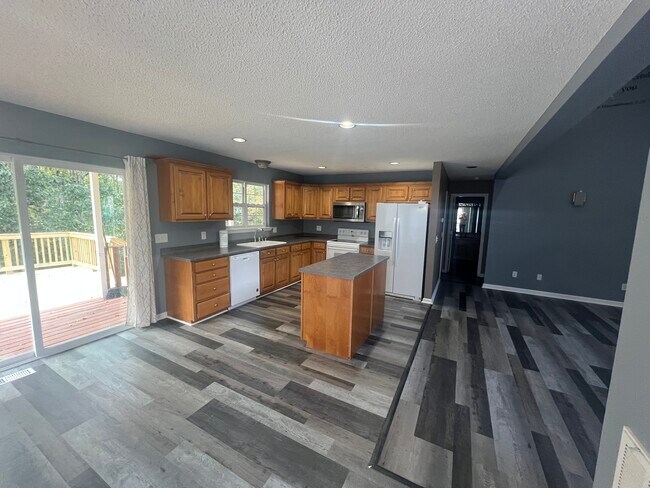 Building Photo - 5028 Dellwood Dr