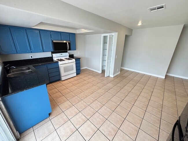 Building Photo - Beautiful 3Bed/2Bath Home located in South...